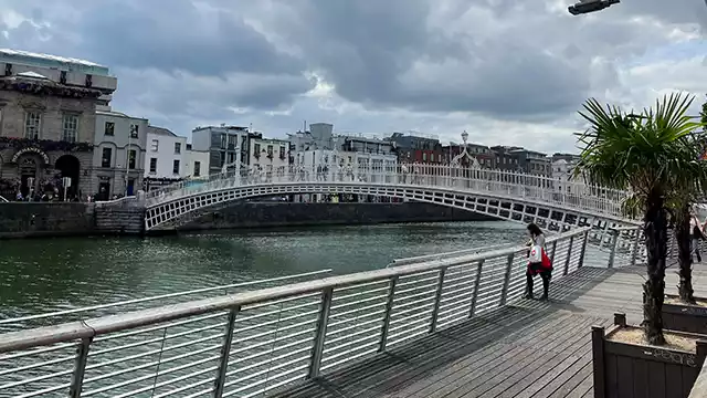 Ha'penny Bridge Houten Boulevard