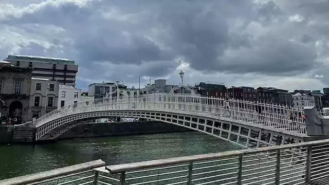 Ha'penny Bridge donkere wolken