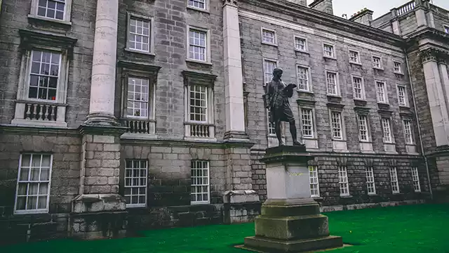 Trinity College standbeeld Oliver Goldsmidth